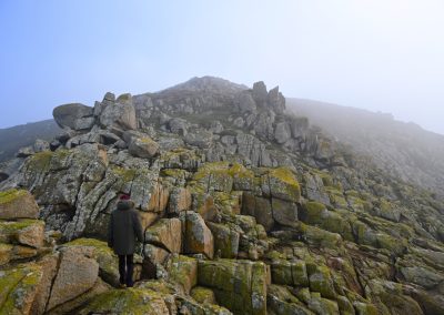 Brume, roche, sédiments et homme